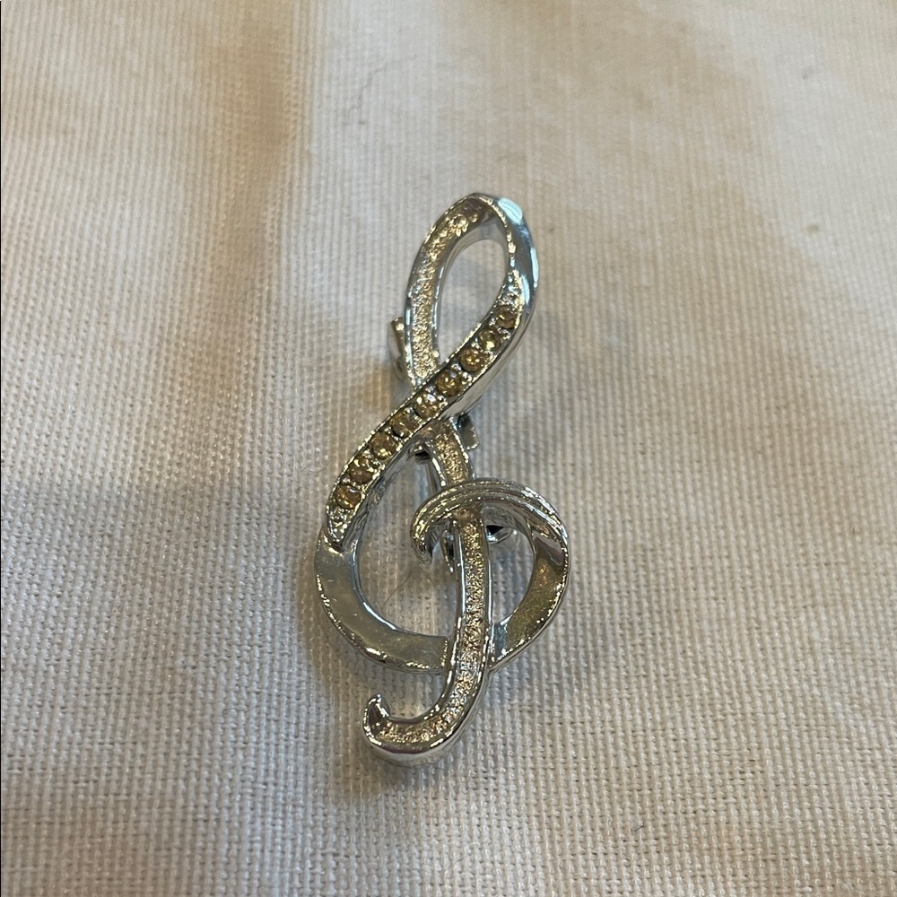 Elegant Silver Treble Clef Brooch